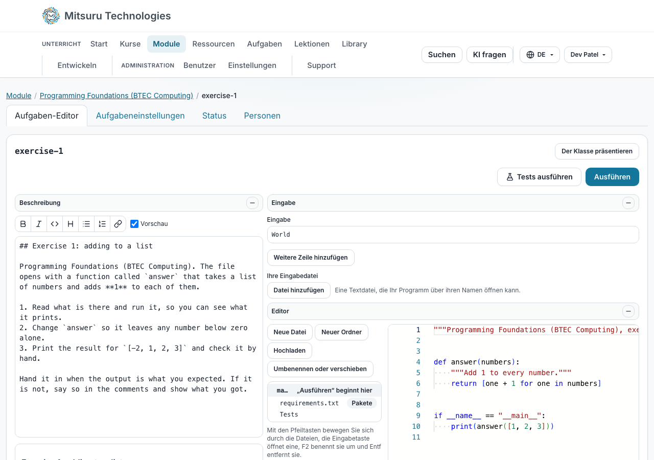 Eine Lehrkraft schreibt eine Übung: links die Anweisungen mit einer Live-Vorschau, rechts der Startcode